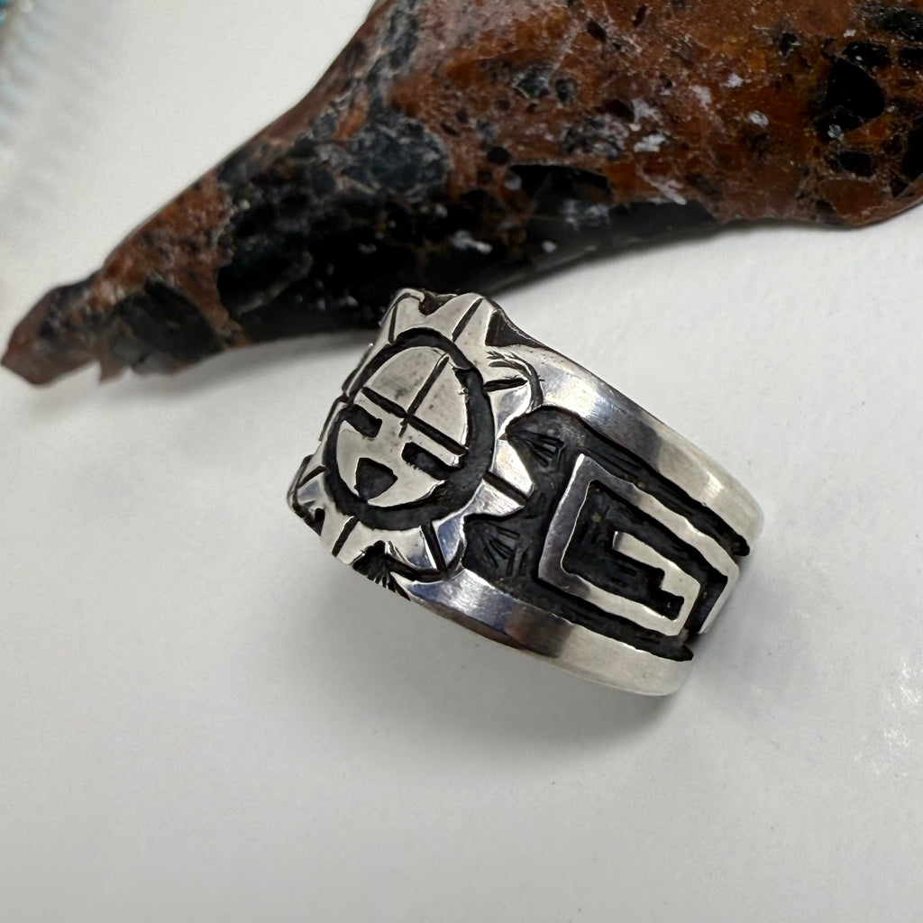 Hopi リング Sun Face Silver Hopi Ring, by Belvin Yuyaheova– Raven Makes Gallery
