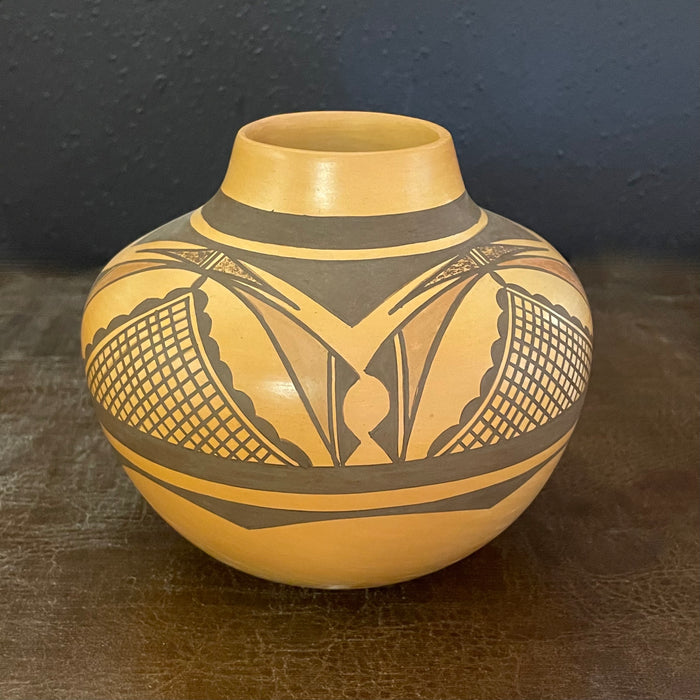 Hopi Pot, by Dee Setalla