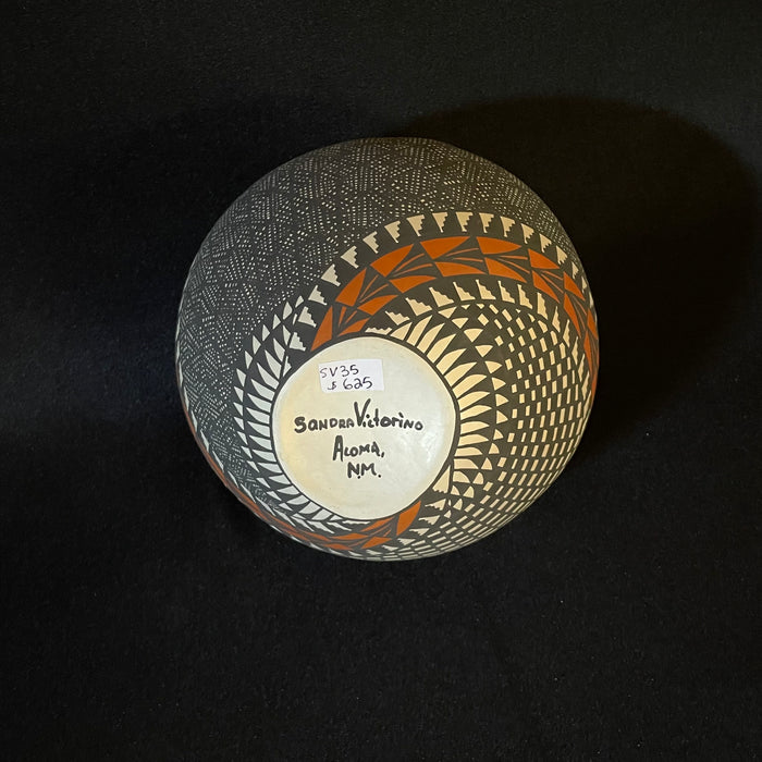 Acoma Fine Line Pot, by Sandra Victorino