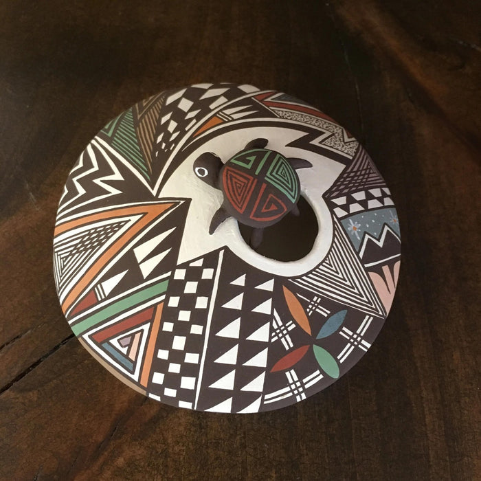 Acoma Seed Pot with Turtle, by Carolyn Concho