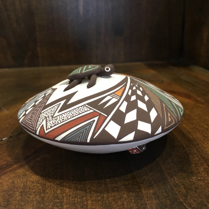 Acoma Seed Pot with Turtle, by Carolyn Concho