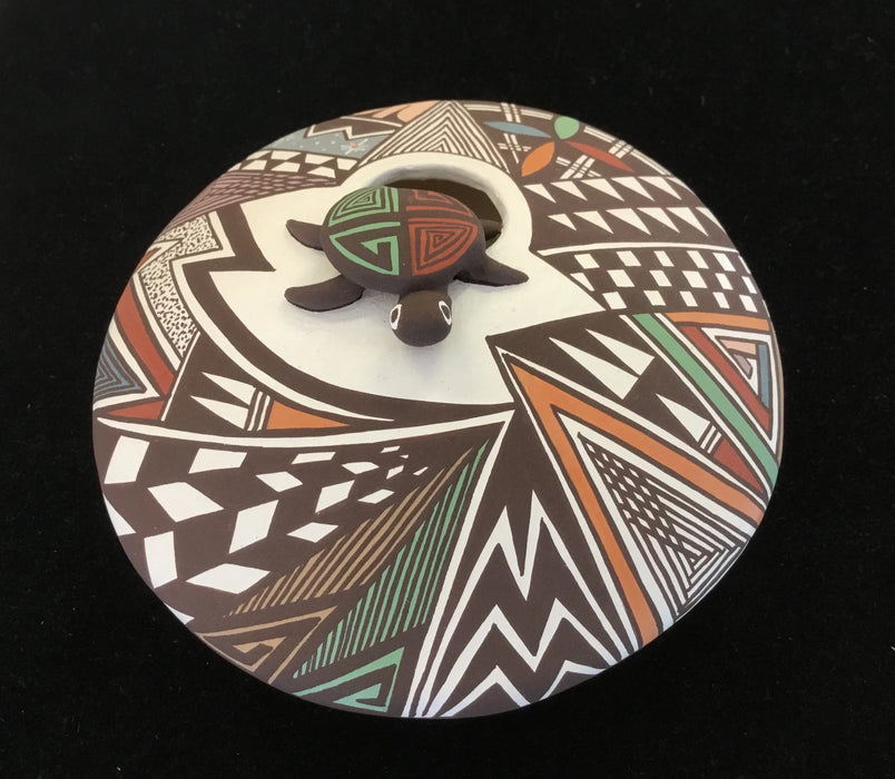 Acoma Seed Pot with Turtle, by Carolyn Concho