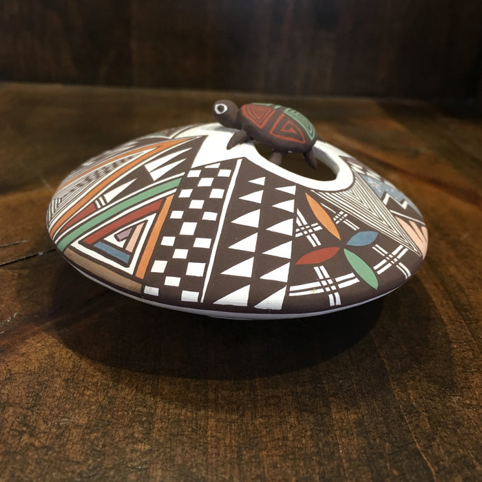 Acoma Seed Pot with Turtle, by Carolyn Concho